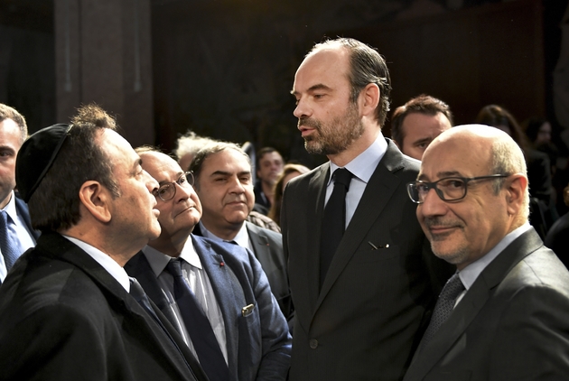 Le Premier ministre Edouard Philippe, Joel Mergui, président du  Consistoire israélite central (g) et Francis Kalifat (d), président du Cirf, après avoir présenté son plan contre le racisme et l'antisémitisem, le 19 mars 2018 à Paris