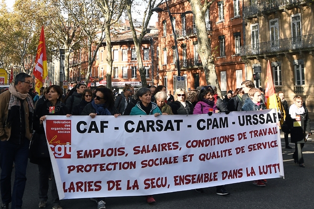 Des manifestants défilent à Toulouse contre la politique sociale du gouvernement et la réforme du code du Travail, le 16 novembre 2017