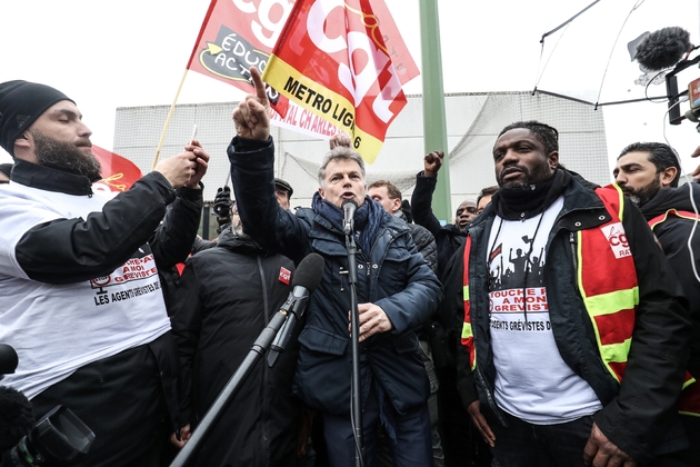 Le leader du PCF Fabien Roussel (C) au dépôt de bus de Vitry-sur-Seine (Val-de-Marne) le 13 janvier 2020, au 40ème jour de grève contre la réforme des retraites