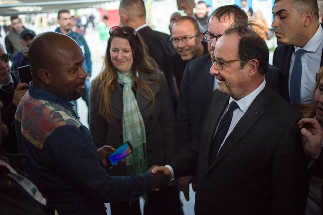 L'ancien président de la République français François Hollande, au camp de réfugiés Eleonas, à Athènes, le 15 novembre 2018