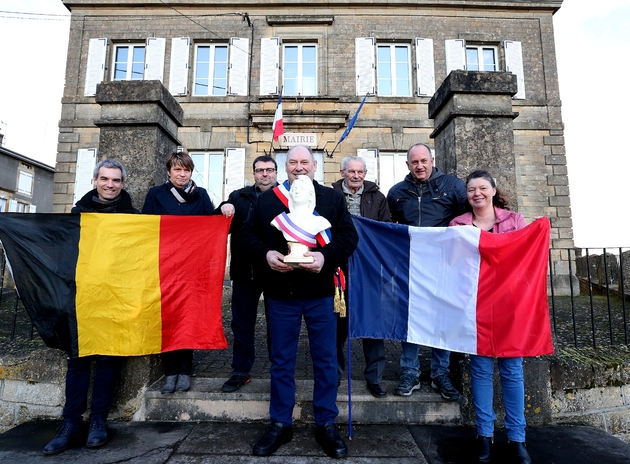 Daniel Dien (c), maire de Verneuil-Grand, un village de la Meuse, avec les membres belges (d) et français (g) du conseil municipal, le 26 février 2020