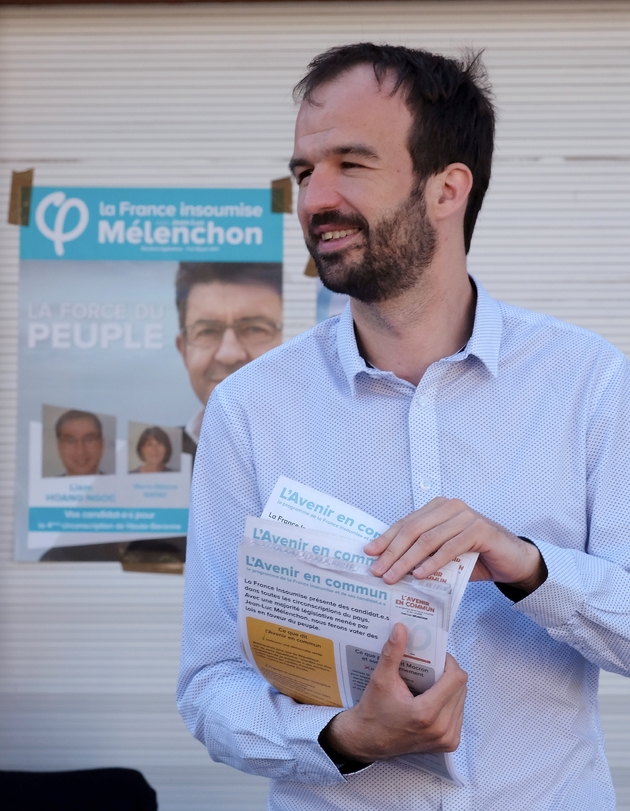 Manuel Bompard, candidat de La France Insoumise, distribue des tracts à Toulouse le 26 mai 2017 