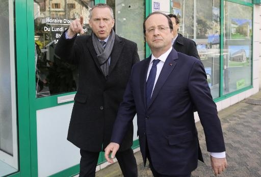 Le président François Hollande et le maire socialiste de Tulle Bernard Combes, dans les rues de Tulle le 23 mars 2014 