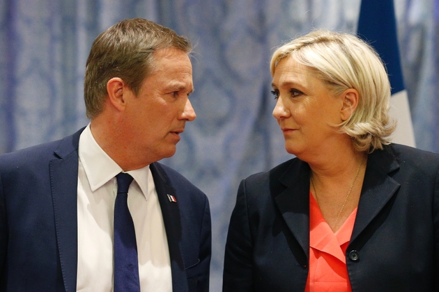 La présidente du FN Marine Le Pen (D), et le président de Debout la France, Nicolas Dupont-Aignan, lors d'une rencontre au siège du Front national, le 29 avril 2017