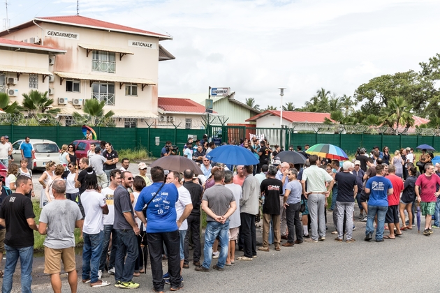 Des manifestants font la queue pour déposer des plaintes contres les blocages en Guyane, à Kourou le 11 avril 2017