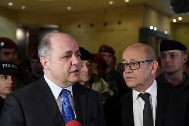 Le ministre de l'Intérieur Bruno Le Roux et le ministre de la Défense Jean-Yves Le Drian le 3 février 2017 au Louvre à Paris