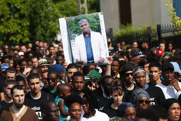 Des manifestants défilent avec le portrait d'Adama Traoré le 22 juillet 2016 à Beaumont-sur-Oise