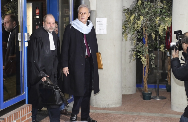 L'ancien secrétaire d'Etat Georges Tron arrive à la cour d'assises de Seine-Saint-Denis à Bobigny aux côtés de son avocat Eric Dupond-Moretti le 12 décembre 2017