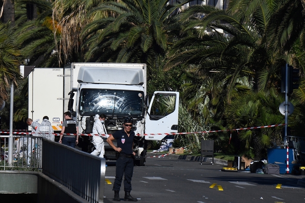 Policiers et experts devant le camion utilisé pour l'attentat sur la Promenade des Anglais, le 15 juillet 2016 à Nice