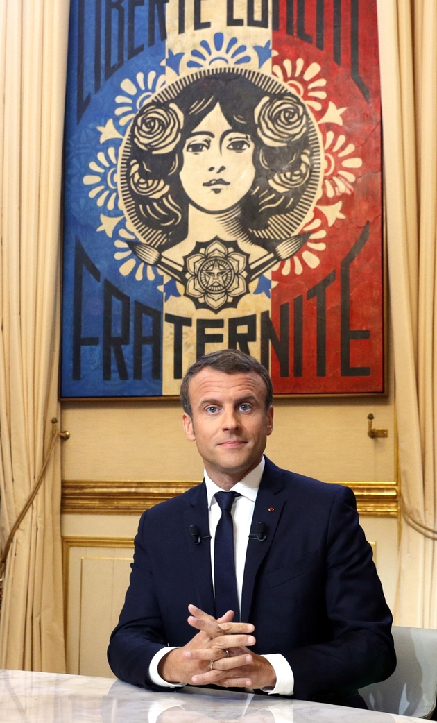 Emmanuel Macron donne une interview à des journalistes dans son bureau de l'Elysée, le 15 octobre 2017