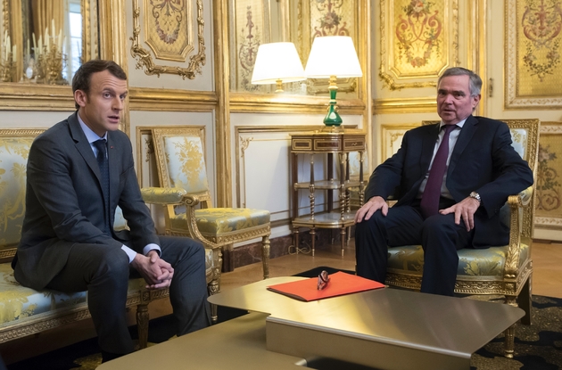Le président français Emmanuel Macron reçoit le secrétaire général des Républicains Bernard Accoyer à Paris, le 20 novembre 2017