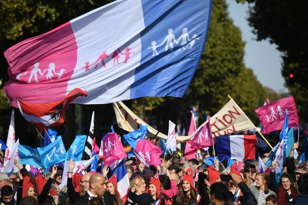 Des militants de la Manif pour tous manifestent le 16 octobre 2016 à Paris