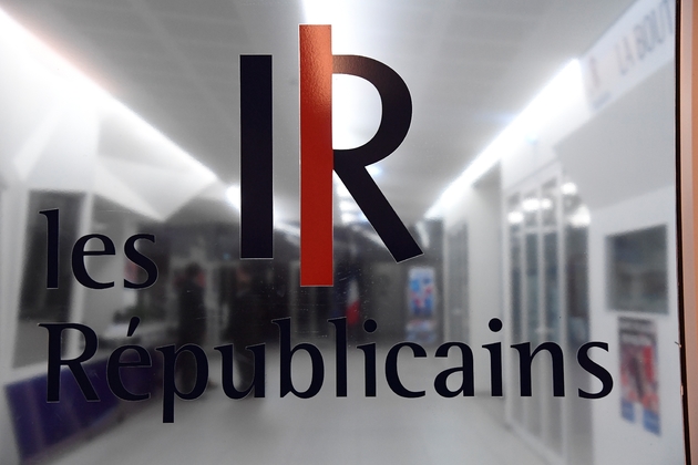 Le logo du parti LR (Les Républicains) à l'entrée du siège le 29 novembre 2016 à Paris