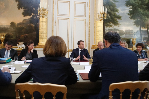 Le président Emmanuel Macron (C) préside le conseil des ministres, le 17 octobre 2018 à Paris