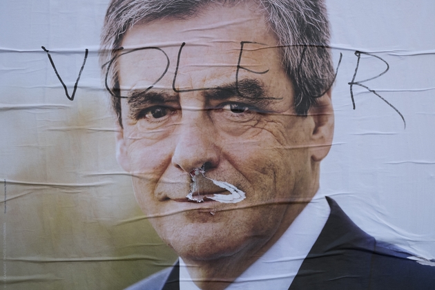 L'affiche officielle du candidat Fillon taguée du mot 