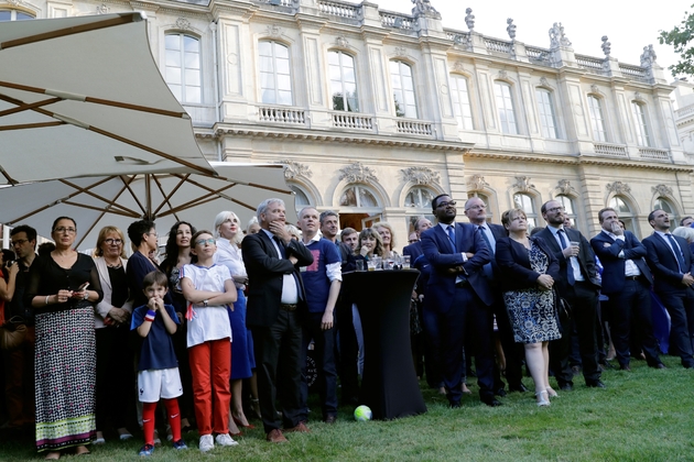 Des députés français regardent le match opposant l'équipe de France à la Belgique, le 10 juillet 2018, dans les jardins de l'hôtel de Lassay, à Paris