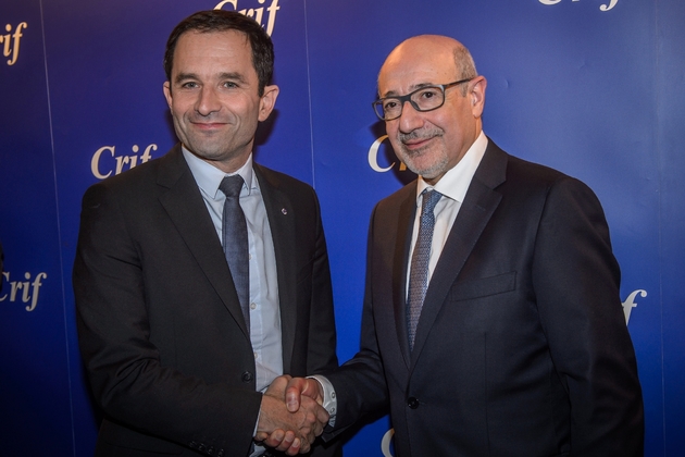 Benoît Hamon (g), candidat de la gauche à la présidentielle et Francis Khalifat, président du Crif, le 22 février 2017 au dîner annuel du Conseil représentatif des institutions juives de France à Paris