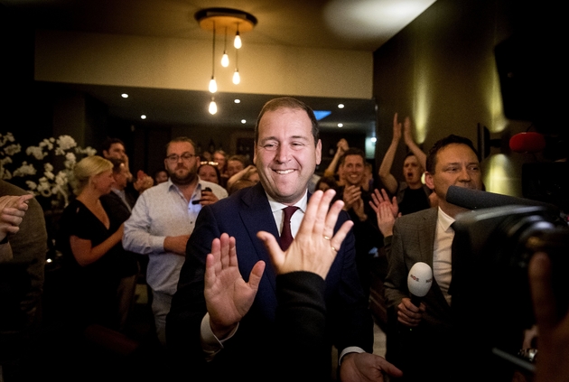 Lodewijk Asscher (c), leader des travaillistes (PvdA), célèbre la victoire de son parti aux élections européennes, le 23 mai 2019 à La Haye