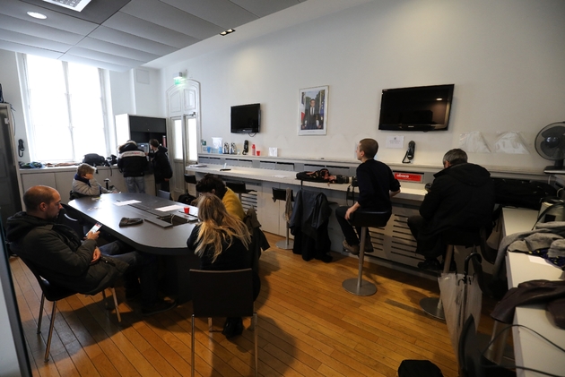 Des journalistes travaillent dans la salle de presse de l'Elysée, le 30 octobre 2018