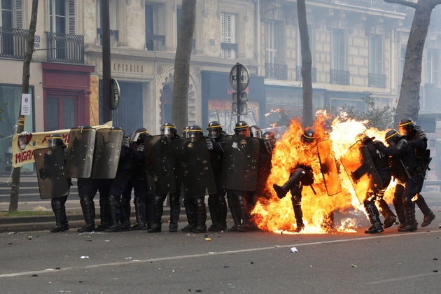 Un policier prend feu après avoir reçu un projectile de manifestants à Paris le 1er mai 2017