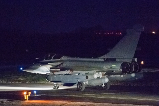 Photo fournie par le service de presse des armées d'un Rafale se préparant à décoller de la base aérienne de Saint-Dizier, le 13 avril 2018 pour une mission en Syrie