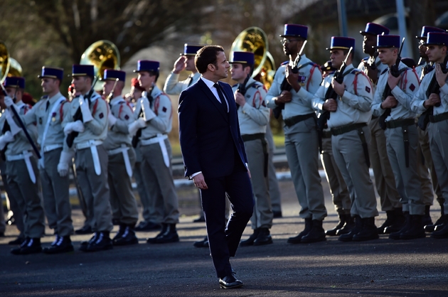 Emmanuel Macron passe en revue les troupes du 5e régiment d'hélicoptères de combat de Pau, le 13 janvier 2020
