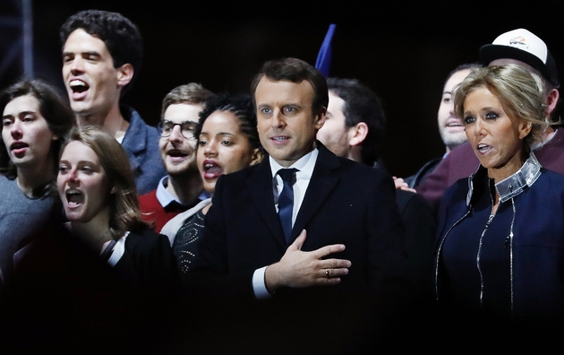 Emmanuel Macron rejoint sur l'estrade par son épouse Brigitte, puis d'autres membres de sa famille, avant d'entonner une Marseillaise à leurs côtés, dans la cour du Louvre, le 7 mai 2017 à Paris