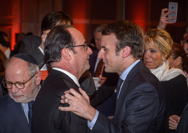 Le président français François Hollande (g) et son ex-ministre de l'Economie Emmanuel Macron, le 22 février 2017 au dîner annuel du Crif à Paris