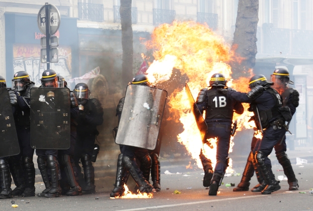 Affrontements entre jeunes cagoulés et CRS en marge de la manifestation parisienne du 1er mai 2017 à Paris