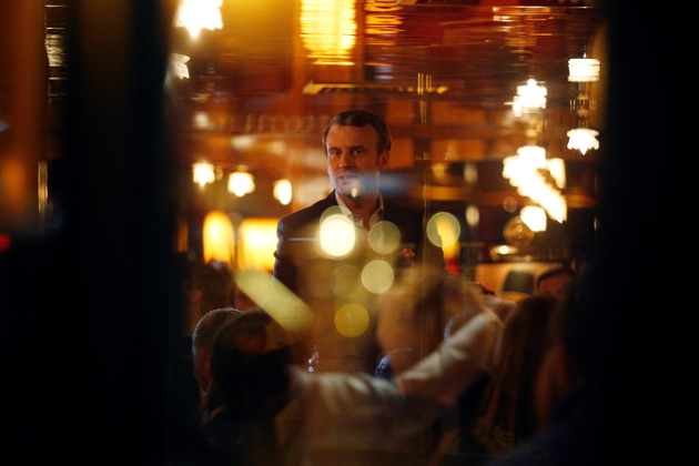 Emmanuel Macron dans la brasserie La Rotonde à Paris, le 23 avril 2017