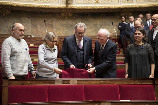 Dévoilement d'une plaque commémorative apposée sur le fauteuil qu'occupait Jean Jaurès à l'Assemblée Nationale, par le président de cette assemblée Richard Ferrand, en présence de membres de la famille Jaurès. Photo prise à Paris le 7 novembre 2018.