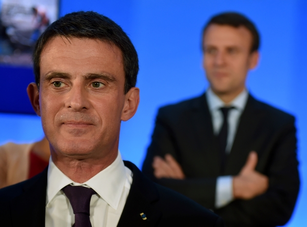 L'ancien Premier ministre Manuel Valls, devant Emmanuel Macron, alors ministre de l'Economie, lors d'un comité interministériel à Privas dans l'Ardèche, le 20 mai 2016
