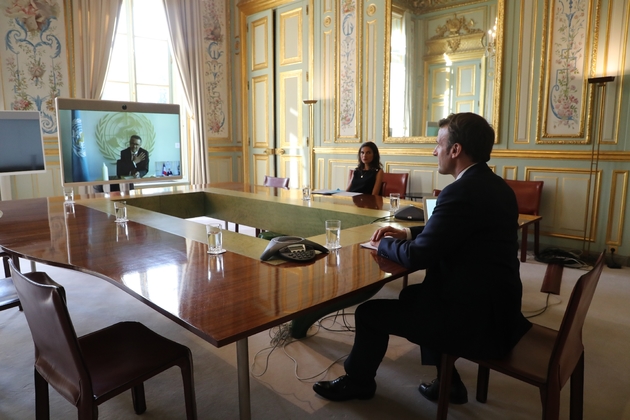Emmanuel Macron en visioconférence avec le patron de l'OMS Tedros Adhanom Ghebreyesus depuis l'Élysée le 8 avril 2020 à Paris