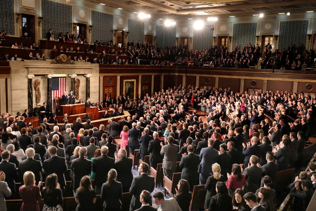 Les membres du Congrès américain font une standing ovation au président français Emmanuel Macron, le 25 avril 2018 à Washington