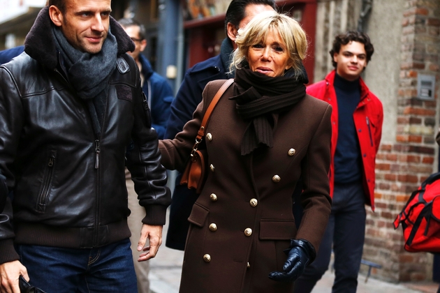 Emmanuel et Brigitte Macron, le 1er novembre 2018, dans les rues de Honfleur.