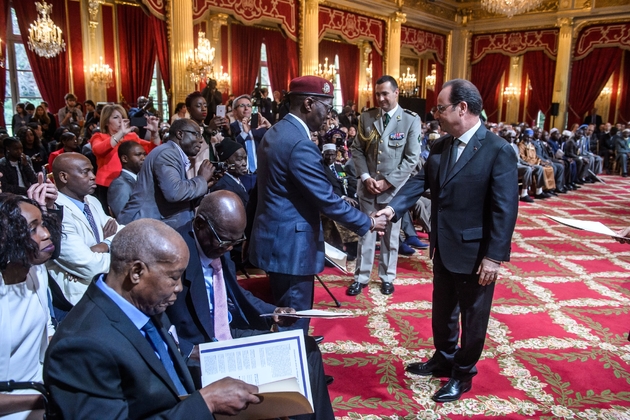 François Hollande (D) préside à l'Elysée une cérémonie de réintégration dans la nationalité française de 28 anciens tirailleurs sénégalais, le 15 avril 2017 