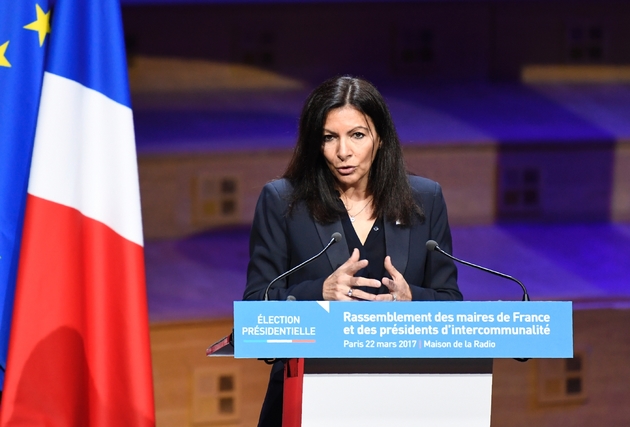 La maire de Paris, Anne Hidalgo, lors de la conférence de l'association des maires de France, à Paris le 22 mars 2017