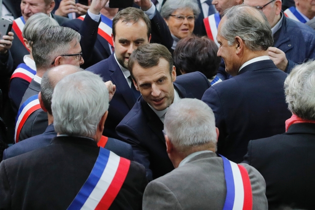 Emmanuel Macron salue les maires normands réunis à Grand Bourgtheroulde, le 15 janvier 2018