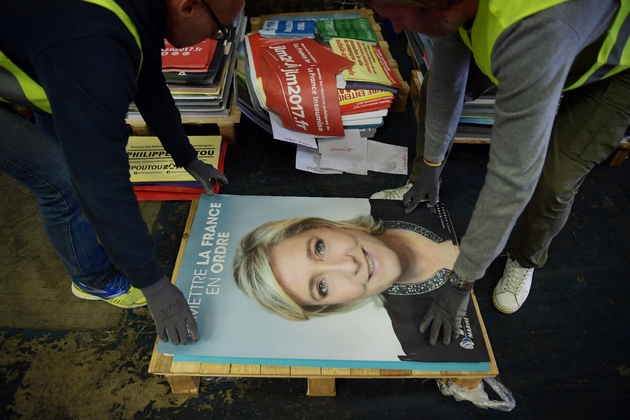 Les affiches officielles des candidats à la présidentielle rassemblées dans un immense hangar situé à Gonesse, le 4 avril 2017