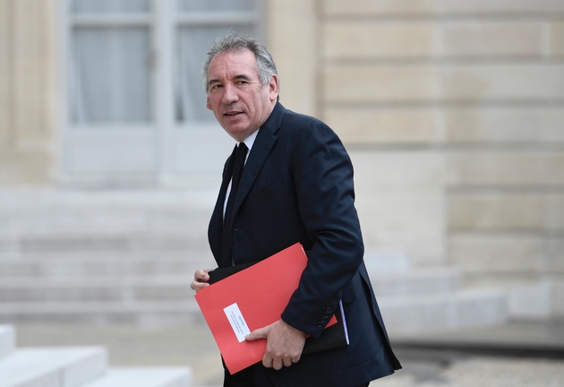 Le ministre de la Justice François Bayrou arrive pour le Conseil de Défense au Palais de l'Elysée à Paris le 24 mai 2017