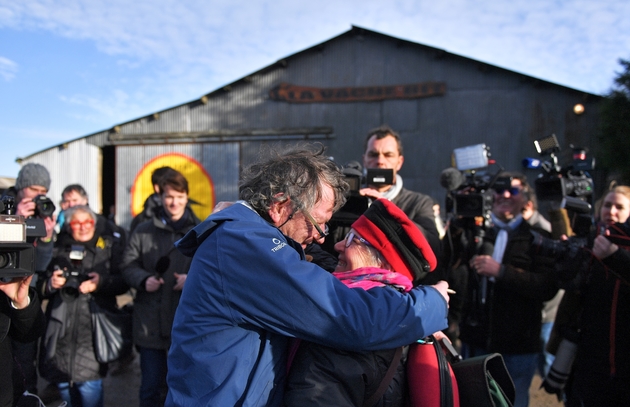 Des militants s'embrassent devant la ferme 