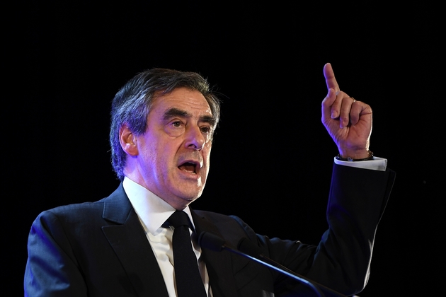 François Fillon (c) lors d'un meeting à Toulon, le 31 mars 2017