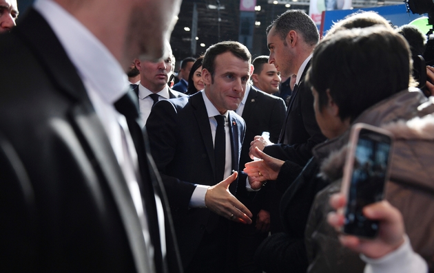 Le président Emmanuel Macron serre des mains au salon de l'Agriculture, à la Porte de Versailles, le 23 février 2019