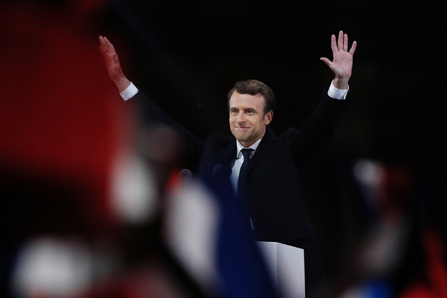 Emmanuel Macron face à ses partisans, le 7 mai 2017 dans la cour de la pyramide du Louvre à Paris
