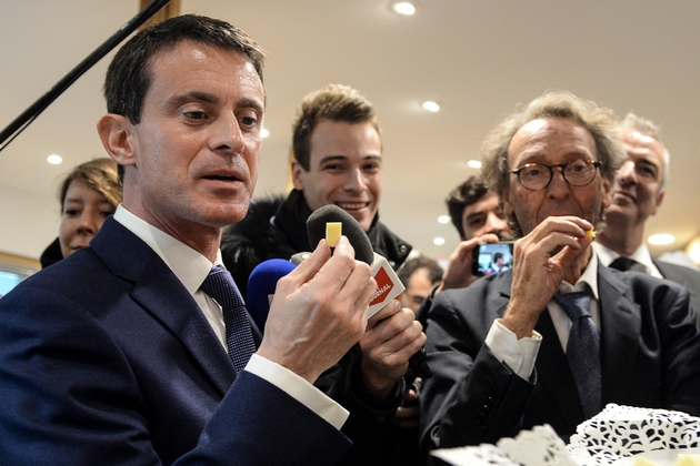 Manuel Valls (g), candidat à la primaire socialiste, le 7 décembre 2016 à Noirefontaine dans le Doubs