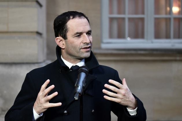 Benoît Hamon à la sortie de Matignon où il a été reçu par le Premier ministre Bernard Cazeneuve le 30 janvier 2017 à Paris