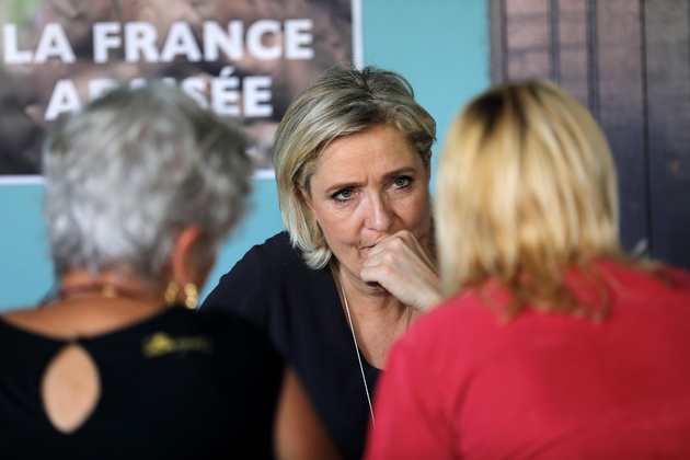 Marine Le Pen discute avec deux soutiens à Saint-louis, sur l'Ile de la Réunion, le 27 novembre