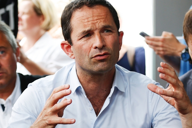 Benoît Hamon le 29 mai 2018 lors d'une réunion avec les personnels en grève de la faim de l'Hôpital psychiatrique du Rouvray
