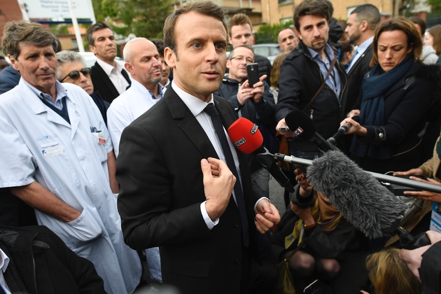 Le candidat d'En Marche! Emmanuel Macron après une visite de l'hôpital Raymond Poincaré de Garches (Hauts-de-Seine), le 25 avril 2017