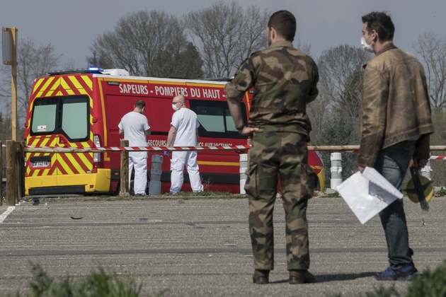 Des soldats préparent l'installation d'un l'hôpital militaire près de celui de Muhouse, le 20 mars 2020